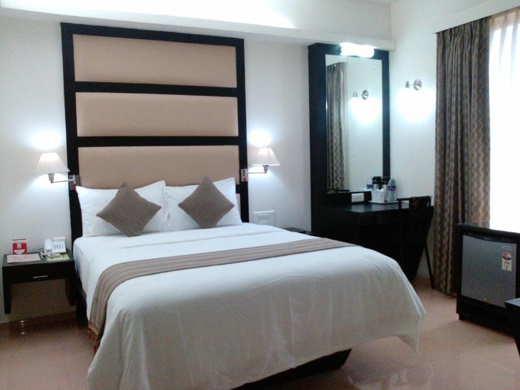 Pattom Royal Hotel Thiruvananthapuram Exteriör bild