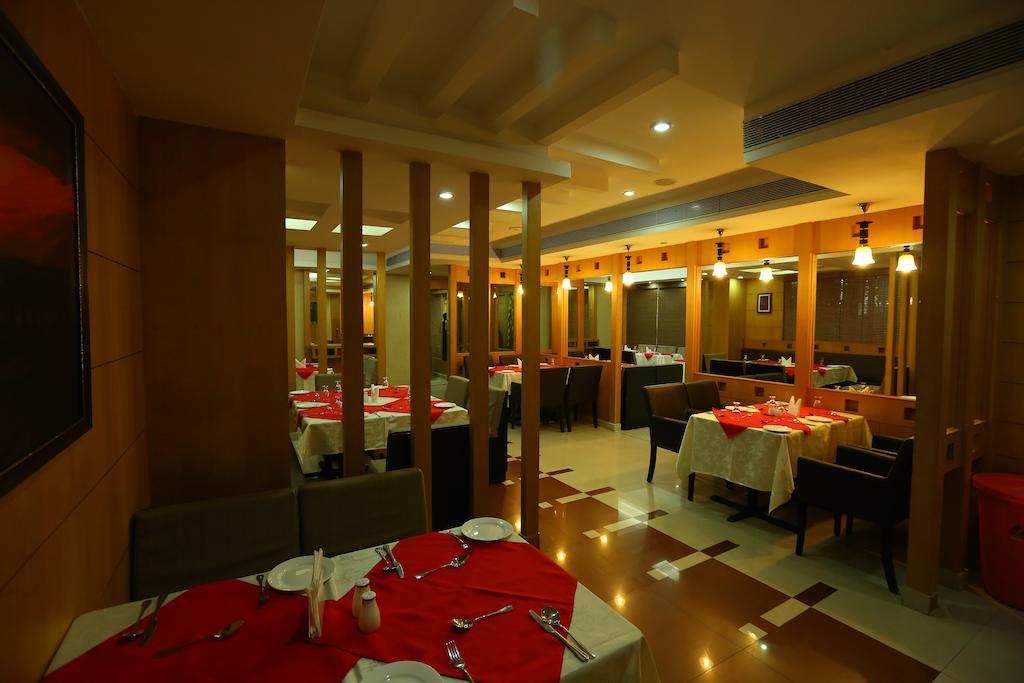 Pattom Royal Hotel Thiruvananthapuram Exteriör bild
