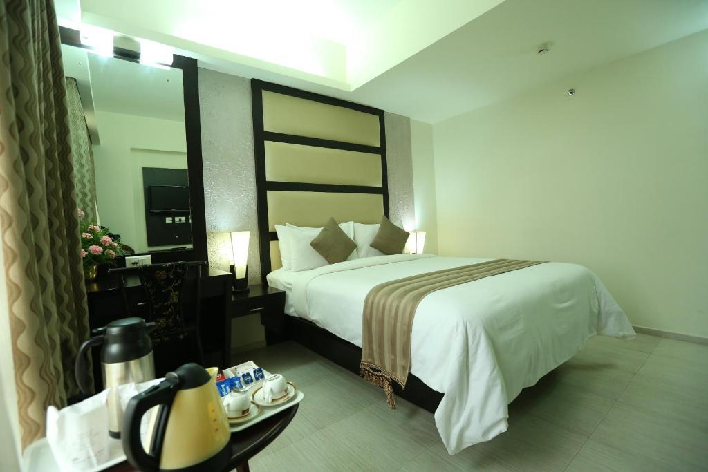 Pattom Royal Hotel Thiruvananthapuram Exteriör bild