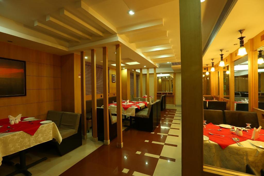 Pattom Royal Hotel Thiruvananthapuram Exteriör bild