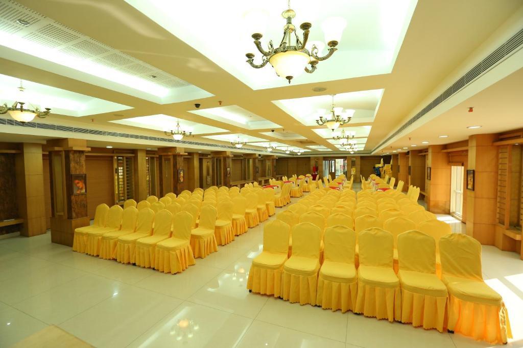 Pattom Royal Hotel Thiruvananthapuram Exteriör bild