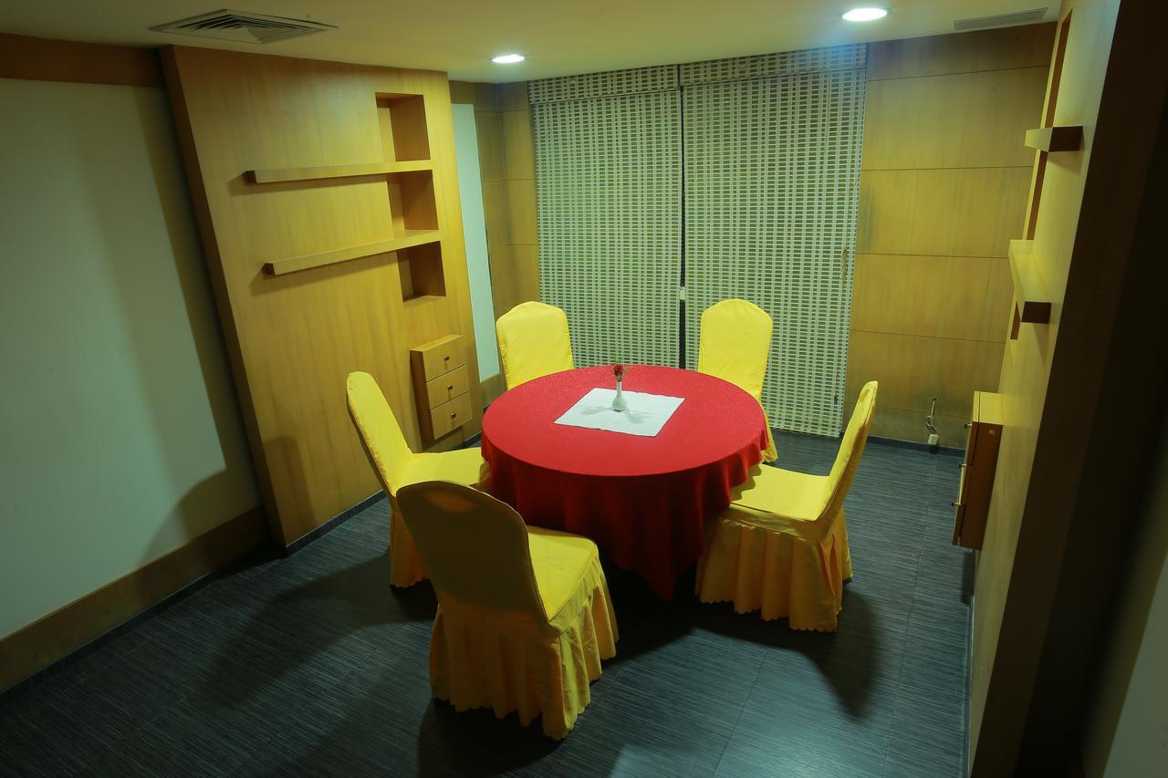 Pattom Royal Hotel Thiruvananthapuram Exteriör bild
